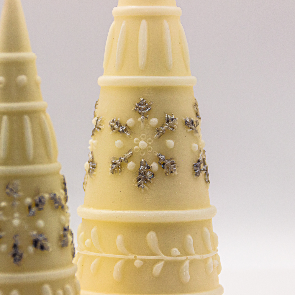 AVEROY Wachslichter - 2er Set Weihnachtskerzen "Eisblume" Sojawachs in Weiß mit Duft Zuckerwatte V2