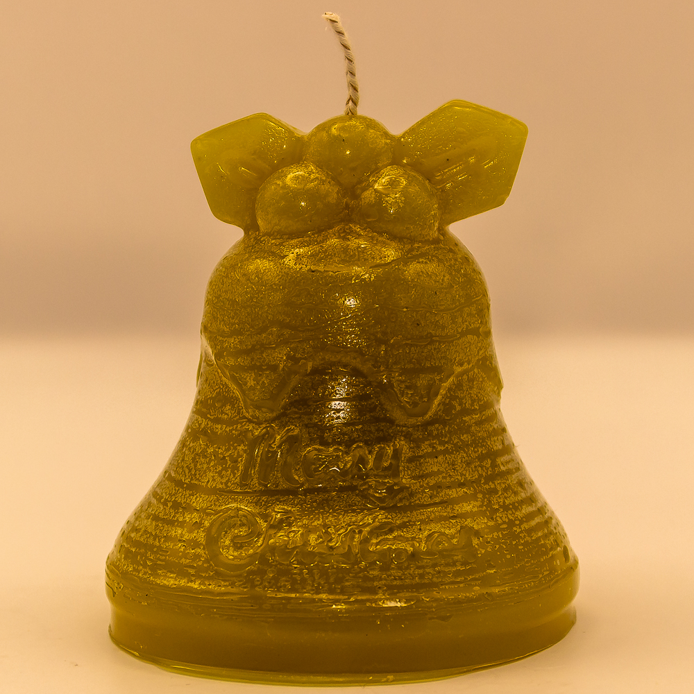 Weihnachtskerze "Glocke Merry Christmas" in Hellgrün von AVEROY - Handgefertigte Kerzen aus Deutschland