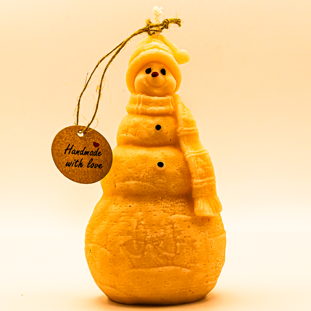AVEROY Wachslichter - Weihnachtskerze "Großer Schneemann" Sojawachs in Rosa mit Duft Nordpol