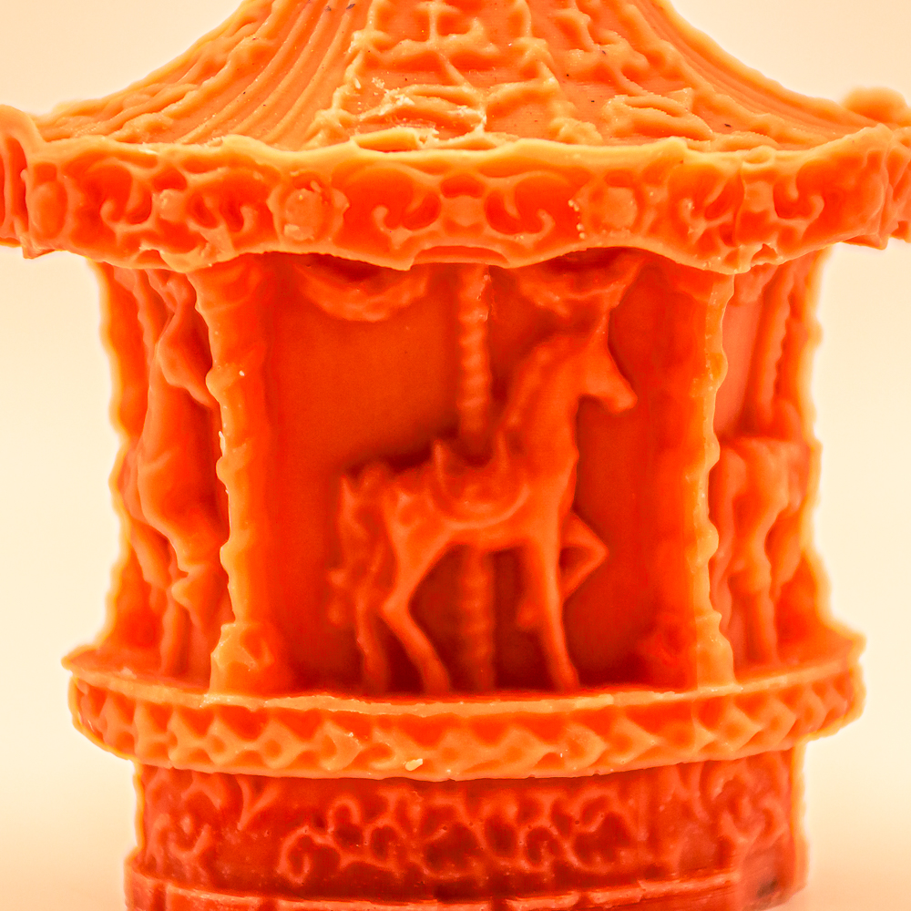 AVEROY Wachslichter - Weihnachtskerze "Karussell" Sojawachs in Rot mit Duft Weihnachtsmarkt