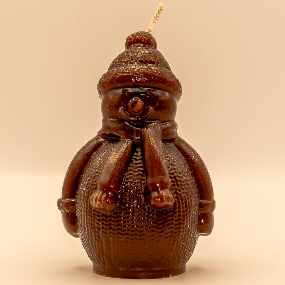 Weihnachtskerze "Kleiner Schneemann" in Braun von AVEROY - Handgefertigte Kerzen aus Deutschland