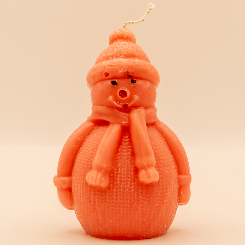 Weihnachtskerze "Kleiner Schneemann" aus Sojawachs in Rosa mit Duft Zuckerwatte von AVEROY - Handgefertigte Kerzen aus Deutschland