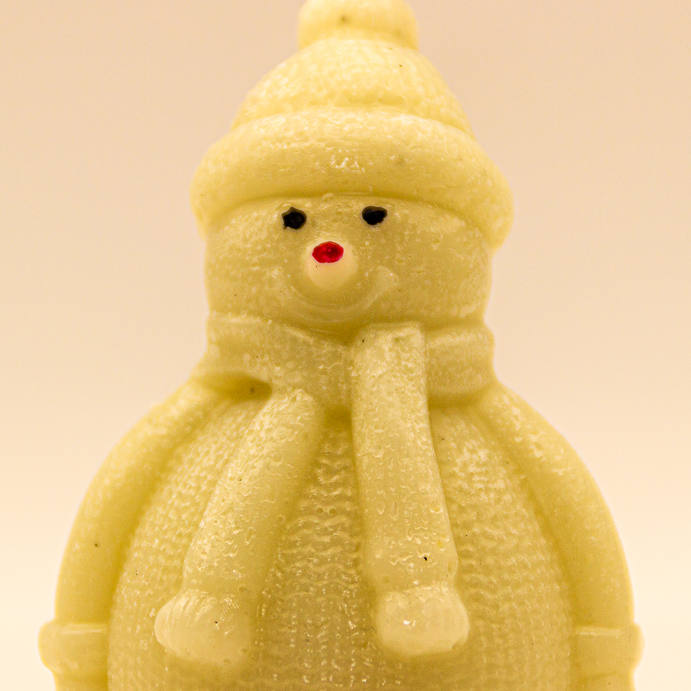 AVEROY Wachslichter - Weihnachtskerze "Kleiner Schneemann" Sojawachs in Weiß