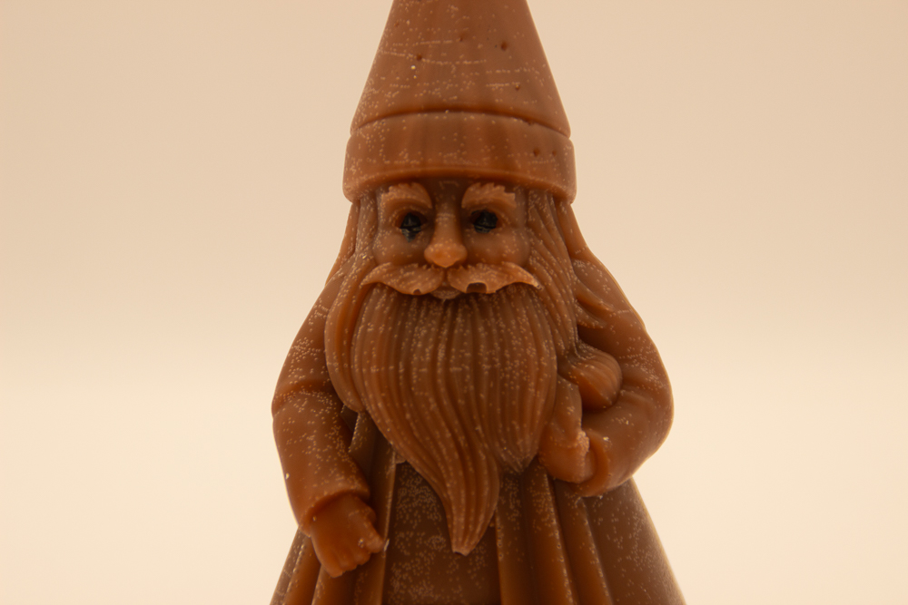 AVEROY Wachslicht-Manufaktur - Weihnachtskerze „Nikolaus“ in Braun aus Sojawachs