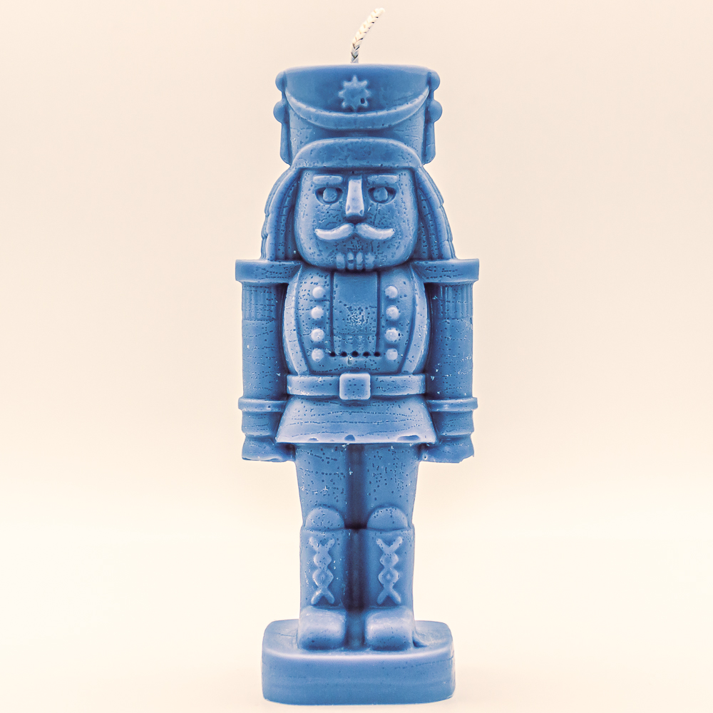 AVEROY Wachslichter - Weihnachtskerze "Nussknacker" Sojawachs in Blau mit Duft Marzipan