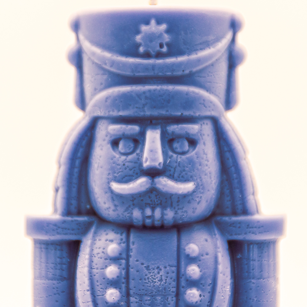 AVEROY Wachslichter - Weihnachtskerze "Nussknacker" Sojawachs in Blau mit Duft Marzipan