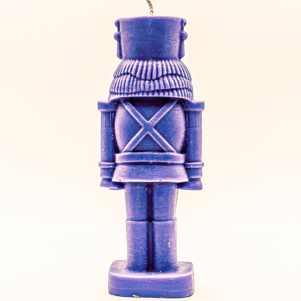 AVEROY Wachslichter - Weihnachtskerze "Nussknacker" Sojawachs in Blau mit Duft Marzipan AVEROY Wachslichter - Weihnachtskerze "Nussknacker" Sojawachs in Blau mit Duft Marzipan