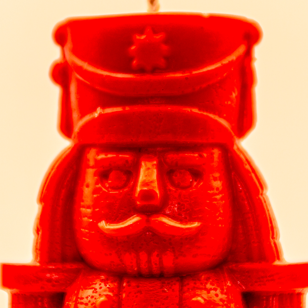 AVEROY Wachslichter - Weihnachtskerze "Nussknacker" Sojawachs in Rot mit Duft Marzipan