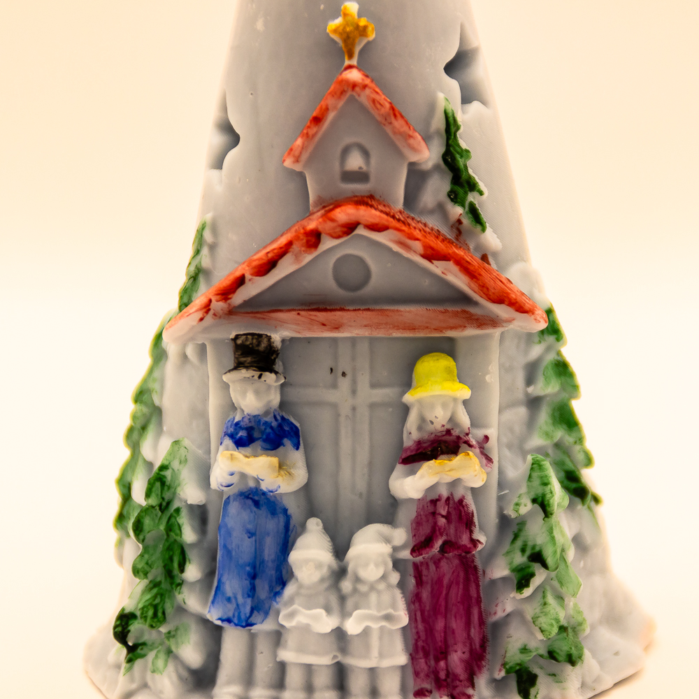 AVEROY Wachslicht-Manufaktur - Handgefertigte Kerzen aus Deutschland - Weihnachtskerze „Pyramide mit kleiner Kapelle“ in Hellblau Sojawachs