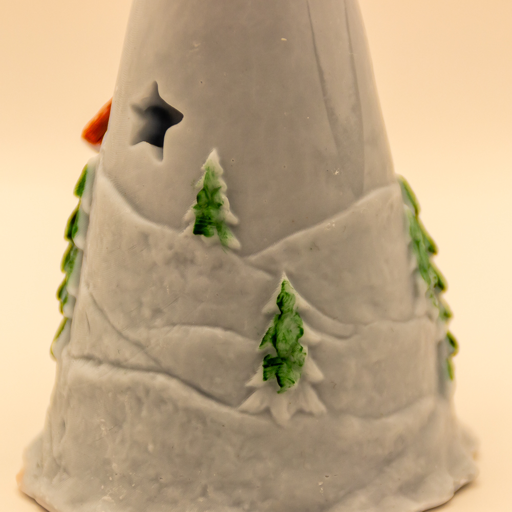 AVEROY Wachslicht-Manufaktur - Handgefertigte Kerzen aus Deutschland - Weihnachtskerze „Pyramide mit kleiner Kapelle“ in Hellblau Sojawachs AVEROY Wachslicht-Manufaktur - Handgefertigte Kerzen aus Deutschland - Weihnachtskerze „Pyramide mit kleiner Kapelle“ in Hellblau Sojawachs