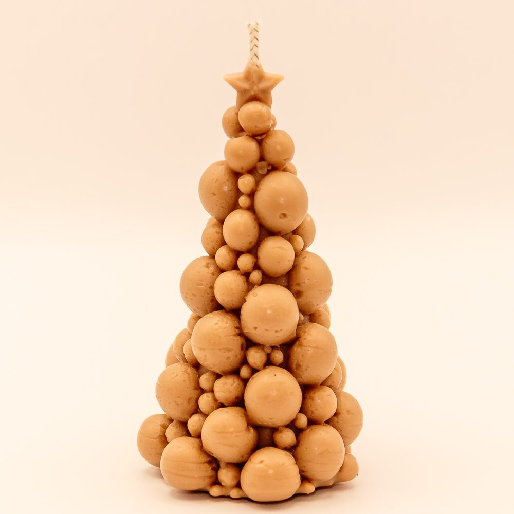 AVEROY Wachslicht-Manufaktur - Handgefertigte Kerzen aus Deutschland - Weihnachtskerze „Tannenbaum mit Kugeln und Stern“ in Hellbraun Duft Spekulatius Sojawachs