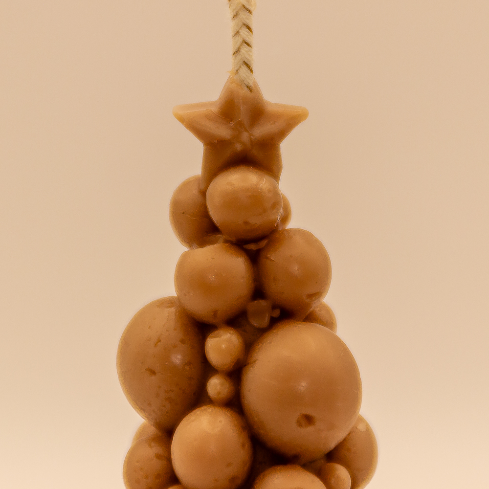 AVEROY Wachslicht-Manufaktur - Handgefertigte Kerzen aus Deutschland - Weihnachtskerze „Tannenbaum mit Kugeln und Stern“ in Hellbraun Duft Spekulatius Sojawachs