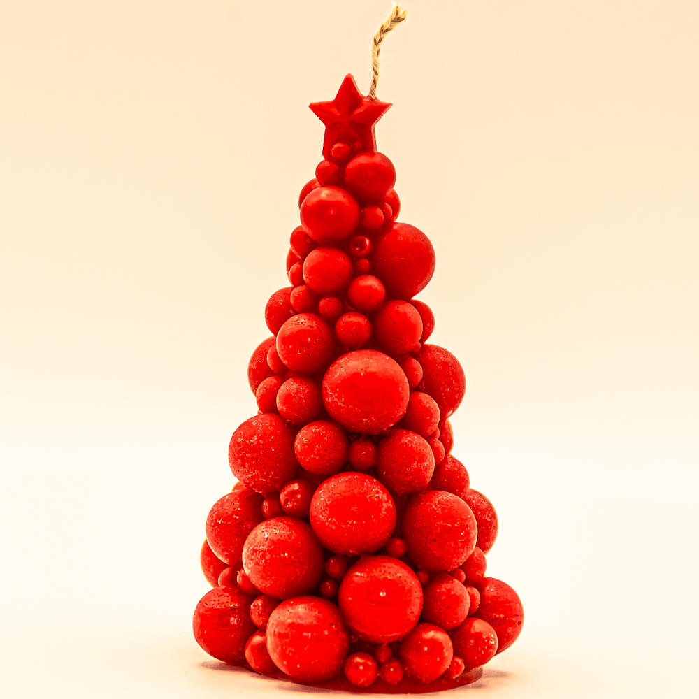 AVEROY Wachslichter - Weihnachtskerze "Tannenbaum mit Kugeln und Stern" in Rot mit Duft Nordpol