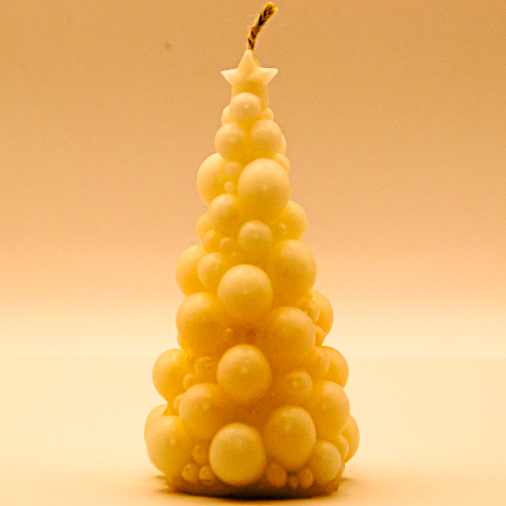 AVEROY Wachslichter - Weihnachtskerze "Tannenbaum mit Kugeln und Stern" in Weiß mit Duft Winterwald