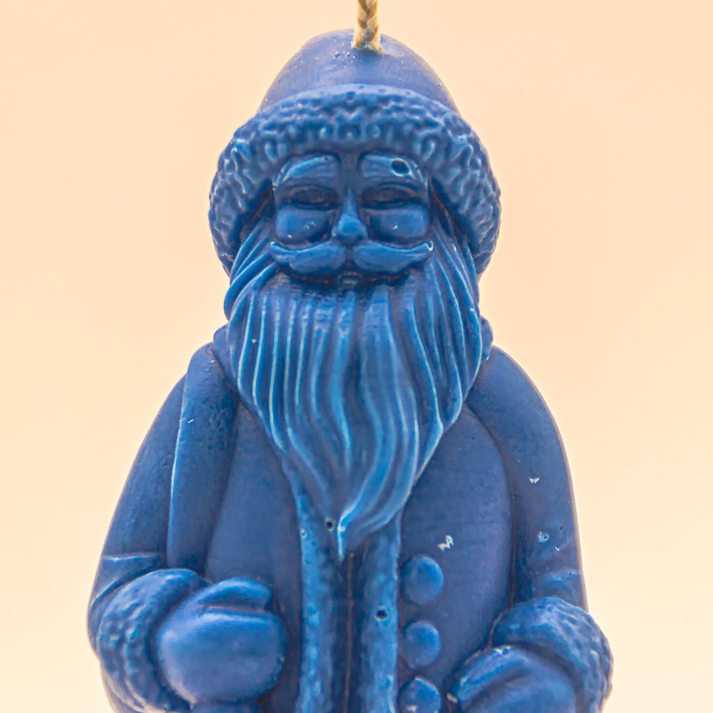 AVEROY Wachslichter - Weihnachtskerze "Väterchen Frost" Sojawachs in Dunkelblau mit Duft Winterzeit