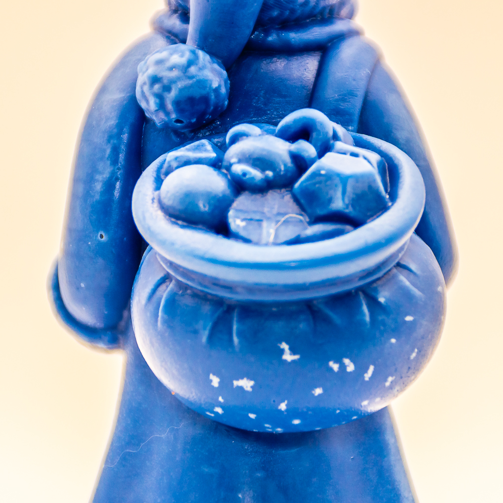 AVEROY Wachslichter - Weihnachtskerze "Väterchen Frost" Sojawachs in Dunkelblau mit Duft Winterzeit