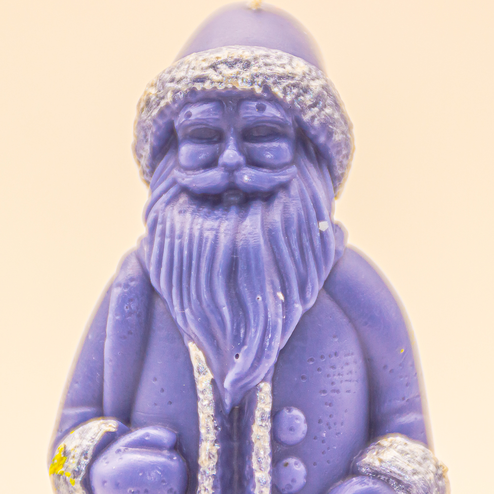 AVEROY Wachslichter - Weihnachtskerze "Väterchen Frost" Sojawachs in dunklem Blau mit Duft Winterzeit