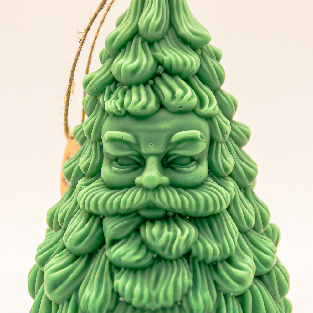 AVEROY Wachslichter - Weihnachtskerze „Weihnachtsmann im Tannenbaum“ Sojawachs in Dunkelgrün mit Duft Nordpol