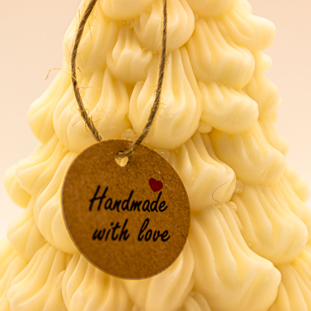 AVEROY Wachslichter - Weihnachtskerze „Weihnachtsmann im Tannenbaum“ Sojawachs in Weiß mit Duft Winterwald