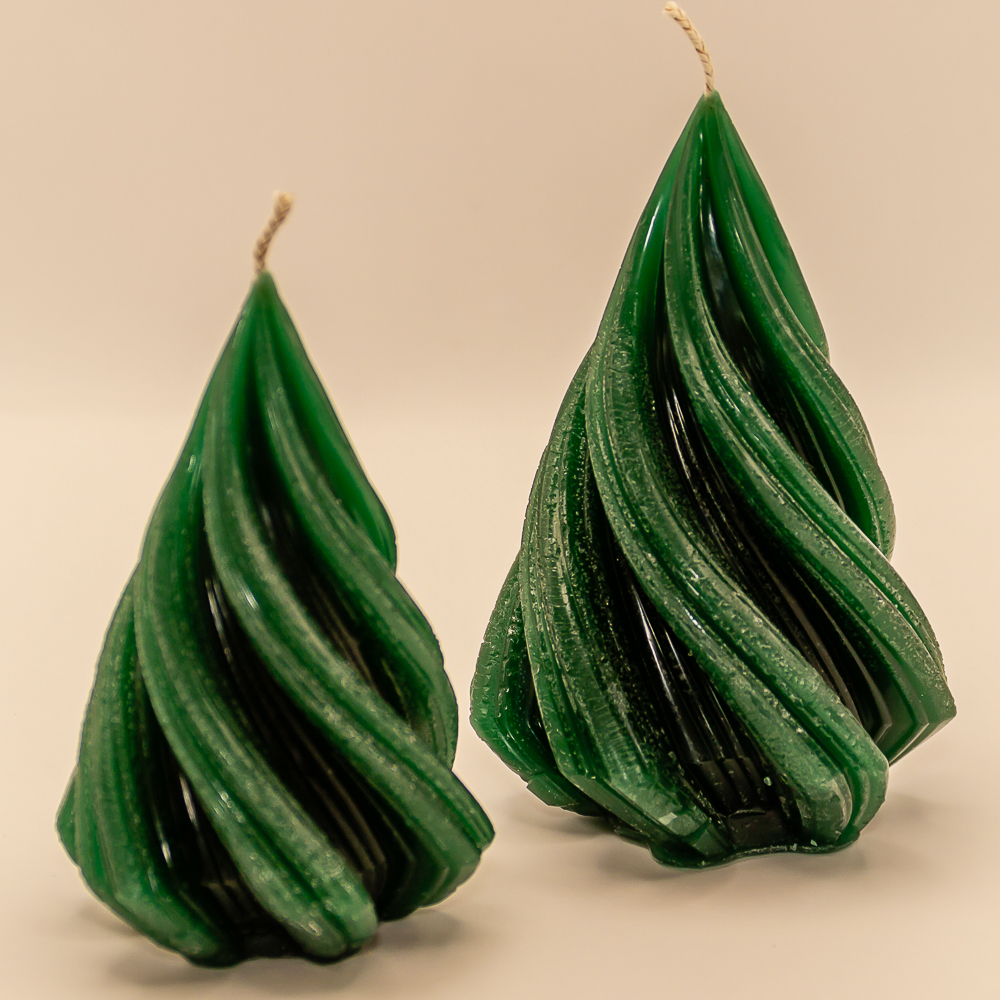 Weihnachtskerzen "Gedrehter Tannenbaum" im 2er Set in Dunkelgrün von AVEROY - Handgefertigte Kerzen