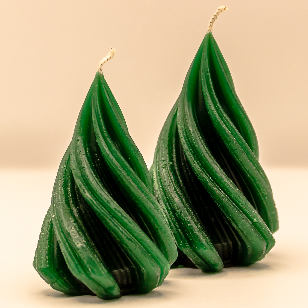 Weihnachtskerzen "Gedrehter Tannenbaum" im 2er Set in Dunkelgrün von AVEROY - Handgefertigte Kerzen