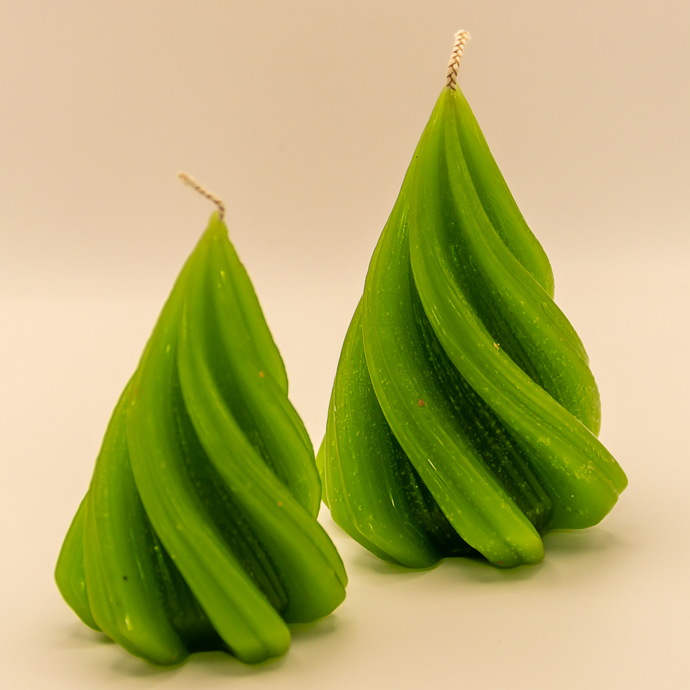 Weihnachtskerzen "Gedrehter Tannenbaum" im 2er Set in Hellgrün von AVEROY - Handgefertigte Kerzen